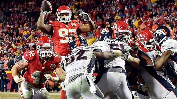 dontari-poe-chiefs-broncos-jump-pass-afc-west.jpg